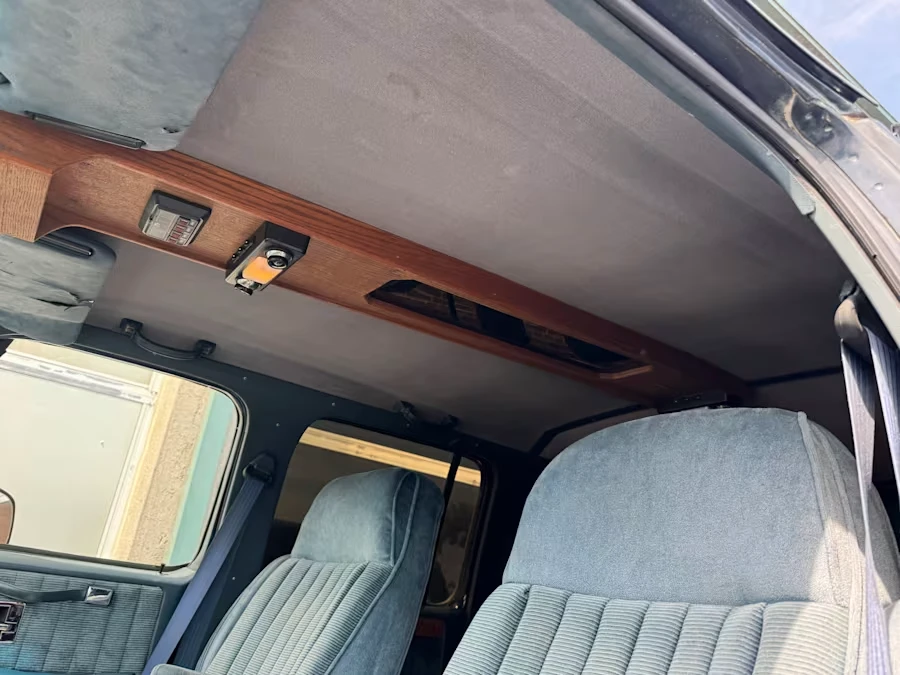 1991 GMC Suburban 7th Gen - Image 10 of 13