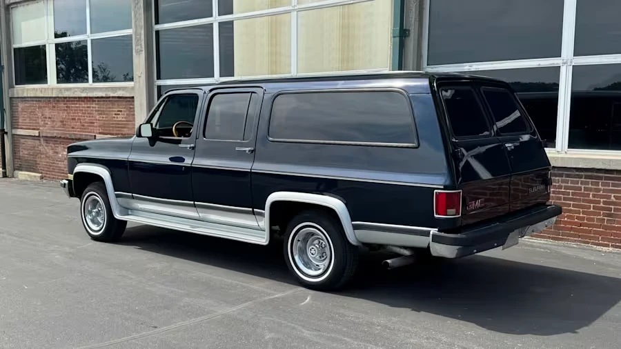 1991 GMC Suburban 7th Gen - Image 3 of 13