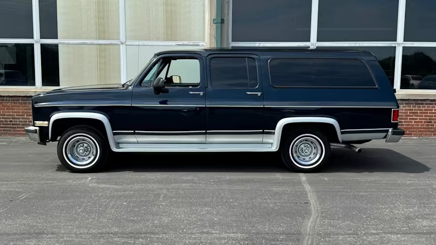 1991 GMC Suburban 7th Gen - Image 2 of 13