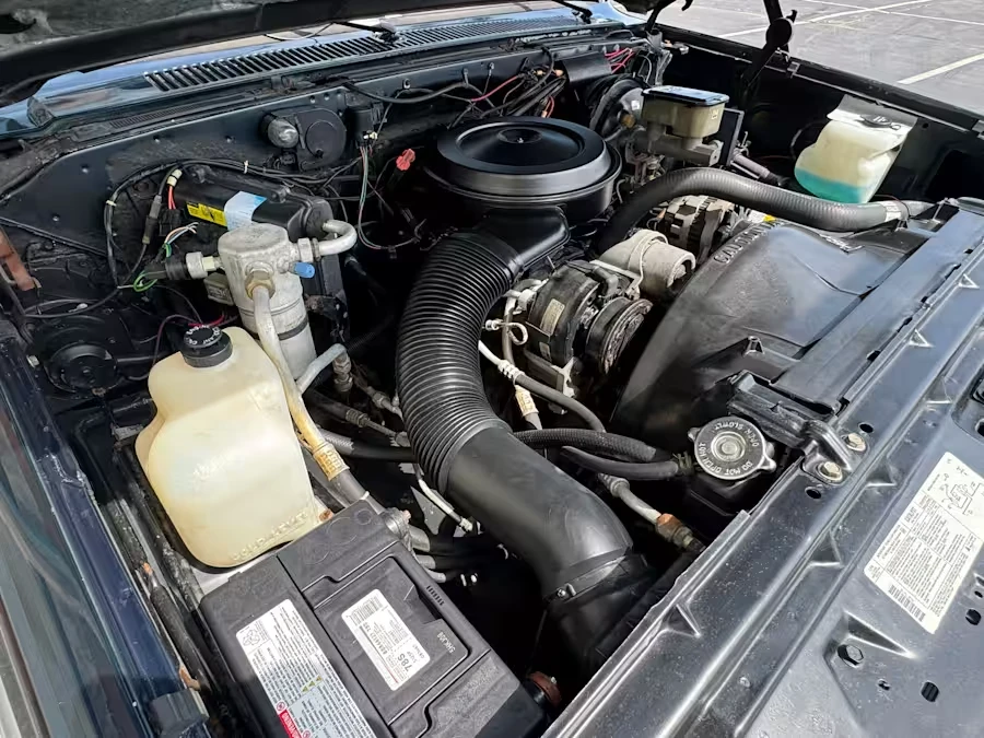 1991 GMC Suburban 7th Gen - Image 12 of 13