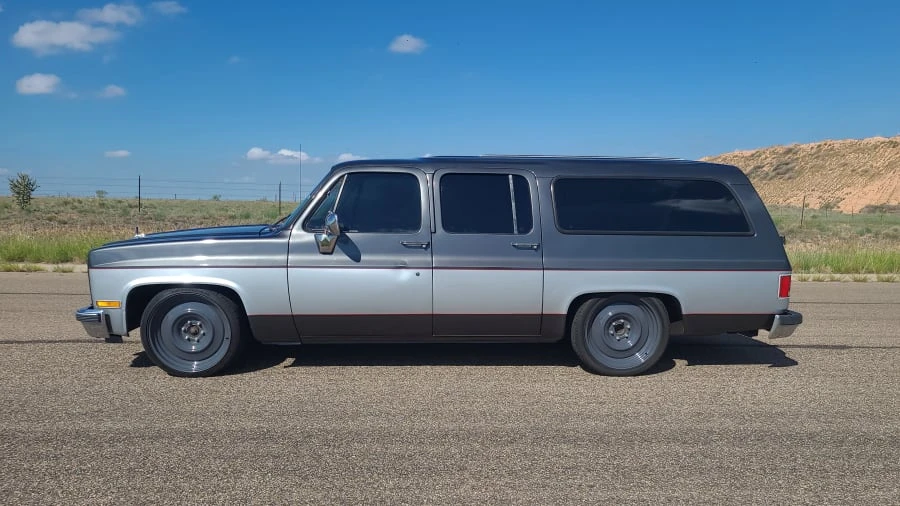 1991 GMC Suburban 7th Gen - Image 2 of 22