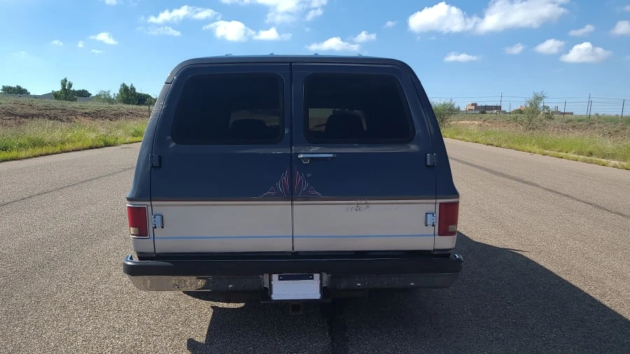 1991 GMC Suburban 7th Gen - Image 3 of 22