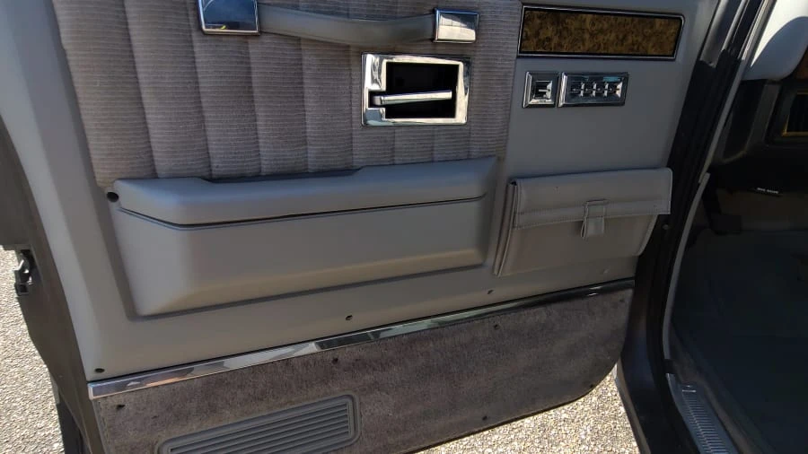 1991 GMC Suburban 7th Gen - Image 16 of 22