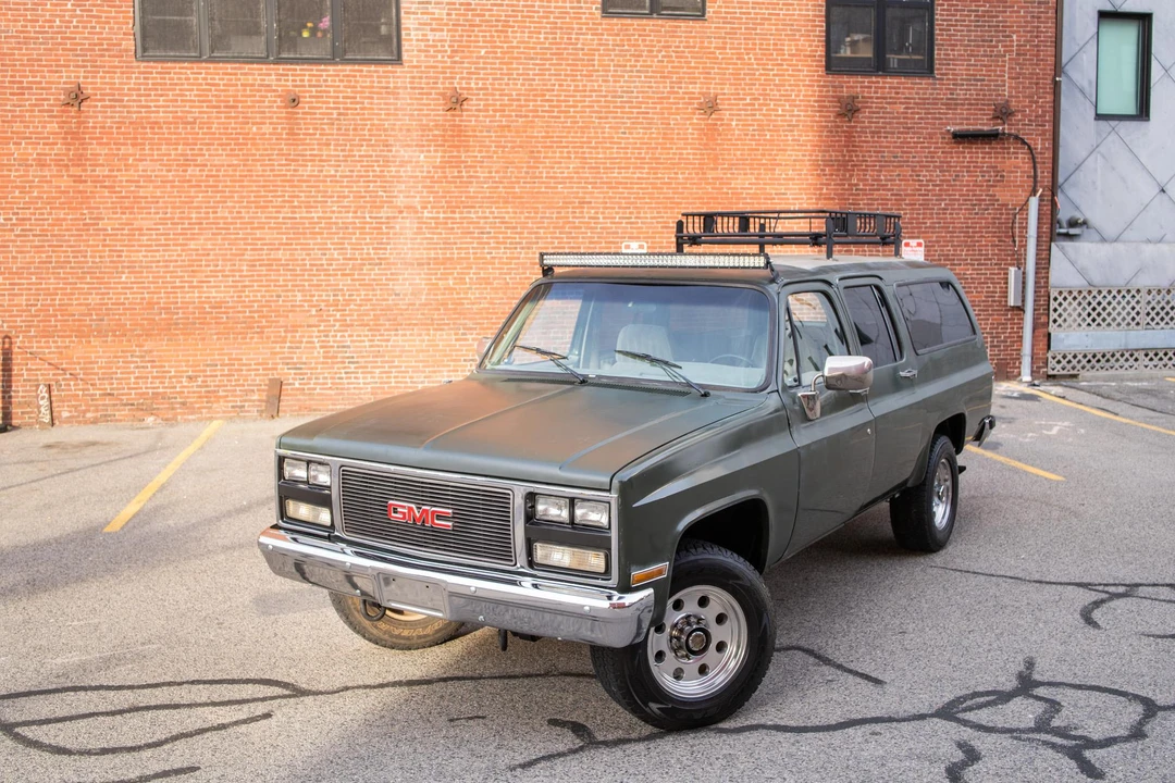1991 GMC Suburban 7th Gen - Image 9 of 31