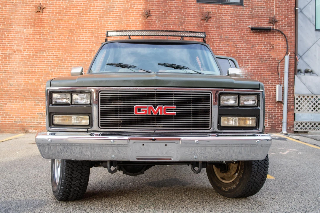 1991 GMC Suburban 7th Gen - Image 2 of 31