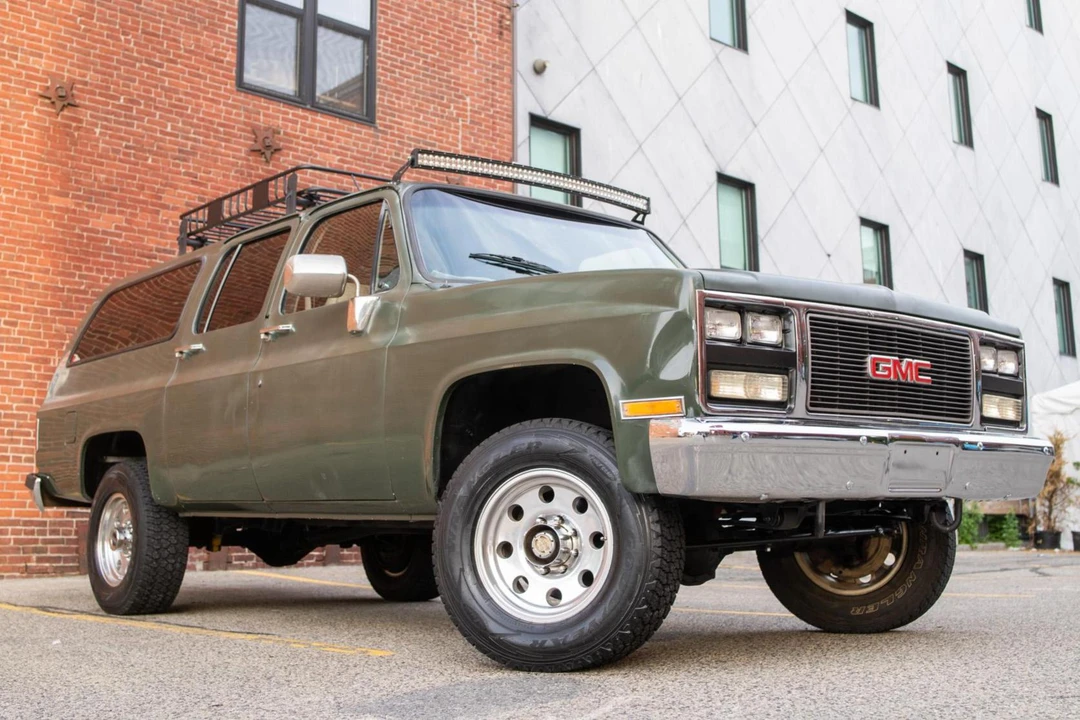 1991 GMC Suburban 7th Gen - Image 3 of 31