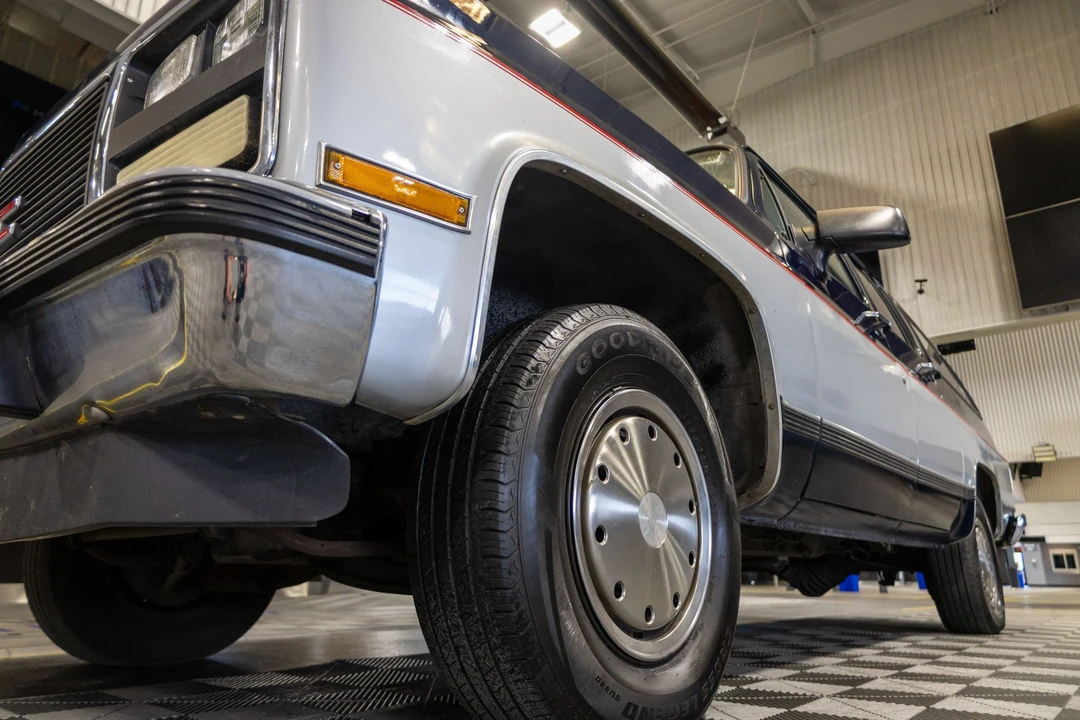 1991 GMC Suburban 7th Gen - Image 15 of 31