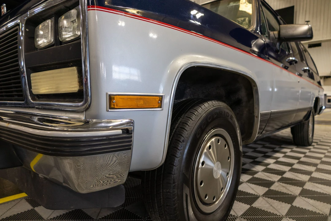 1991 GMC Suburban 7th Gen - Image 14 of 31