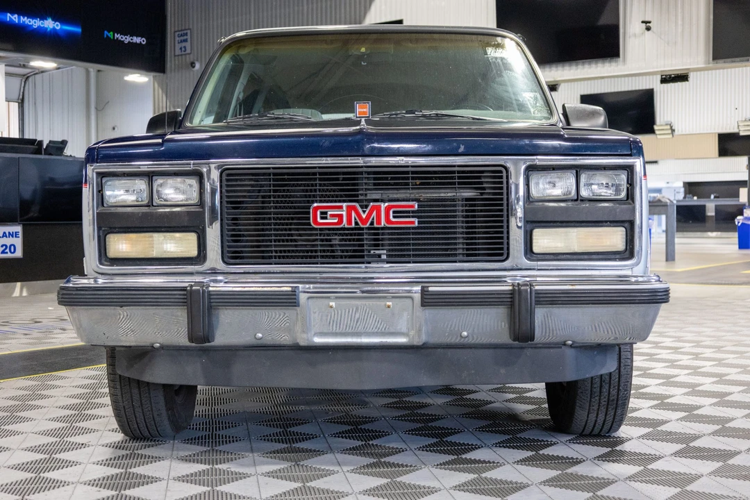1991 GMC Suburban 7th Gen - Image 3 of 31