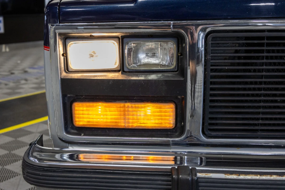 1991 GMC Suburban 7th Gen - Image 11 of 31