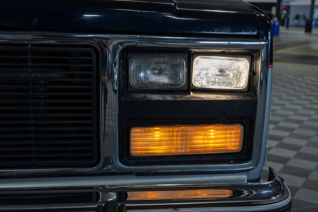 1991 GMC Suburban 7th Gen - Image 13 of 31