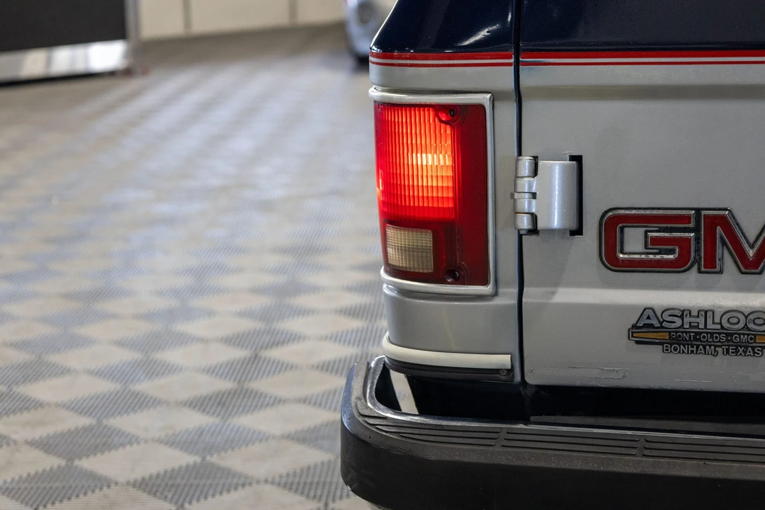 1991 GMC Suburban 7th Gen - Image 18 of 31