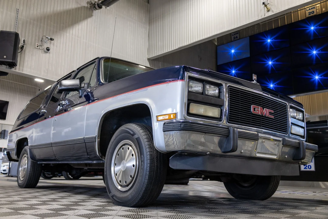 1991 GMC Suburban 7th Gen - Image 2 of 31