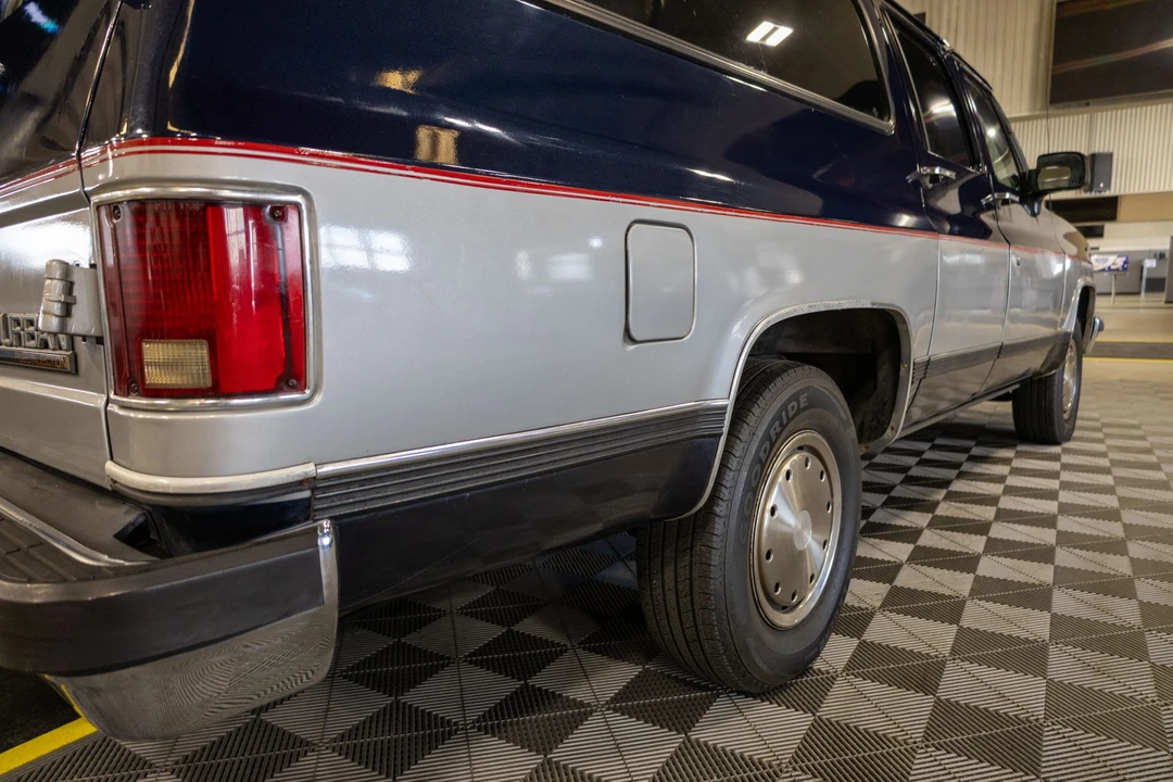 1991 GMC Suburban 7th Gen - Image 24 of 31
