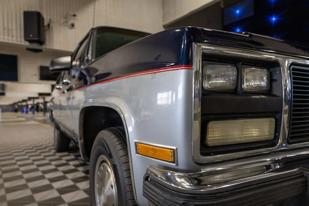 1991 GMC Suburban 7th Gen - Image 10 of 31