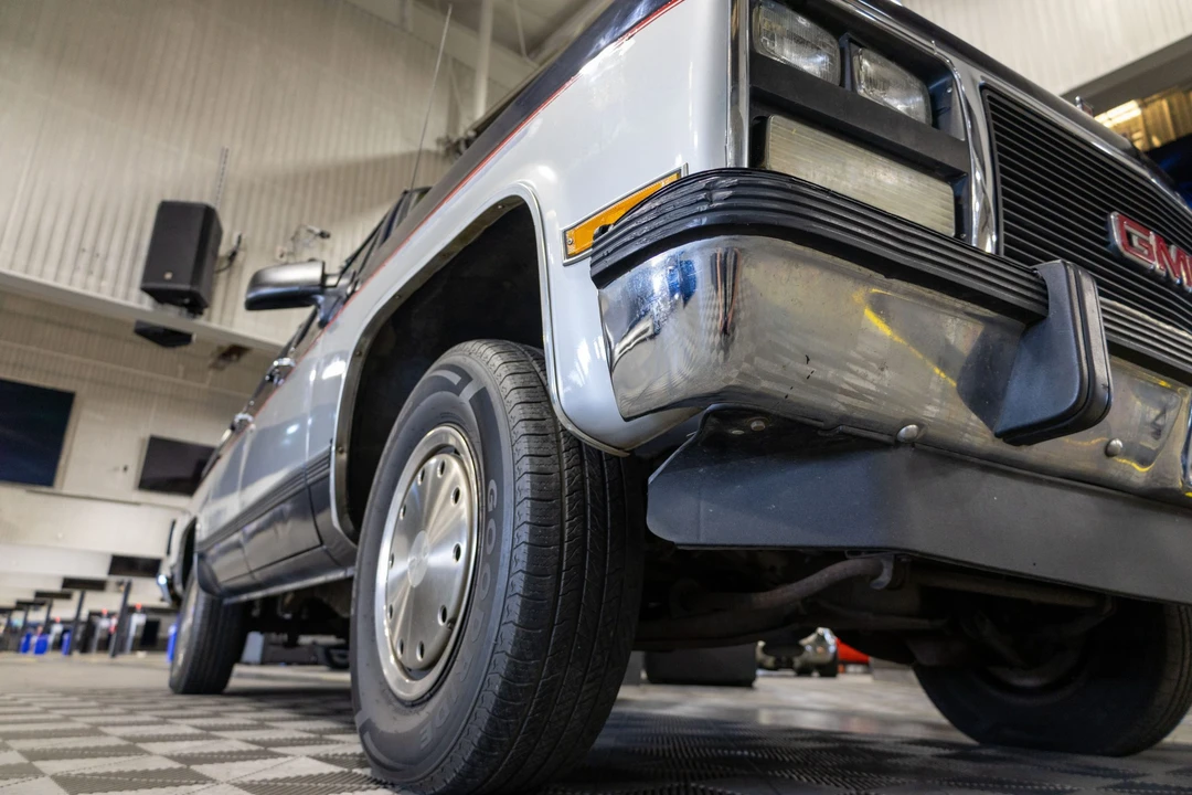 1991 GMC Suburban 7th Gen - Image 9 of 31