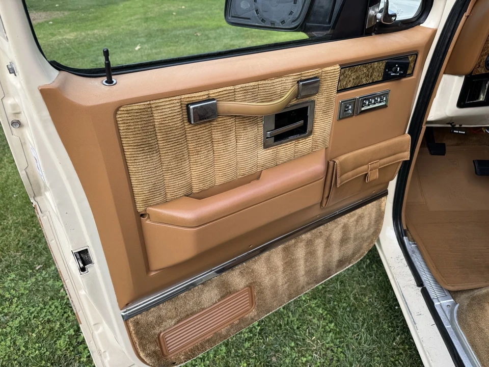 1991 GMC Suburban 7th Gen - Image 16 of 21