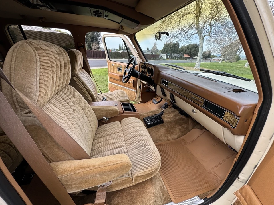 1991 GMC Suburban 7th Gen - Image 13 of 21