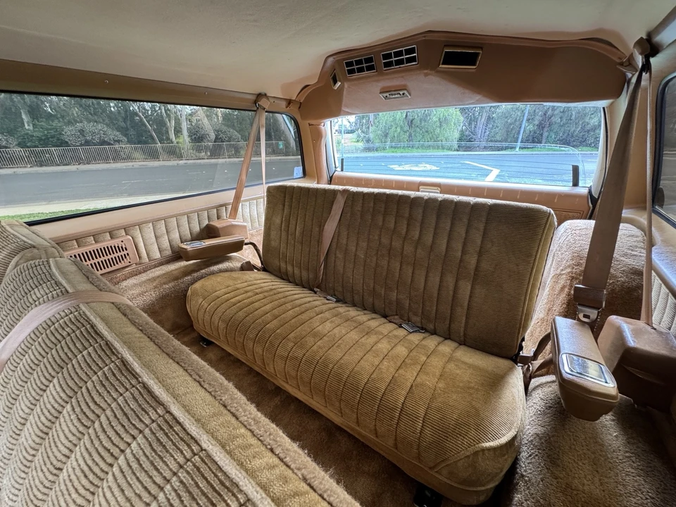 1991 GMC Suburban 7th Gen - Image 14 of 21