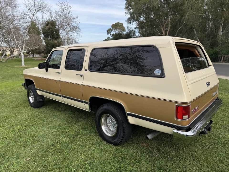 1991 GMC Suburban 7th Gen - Image 2 of 21