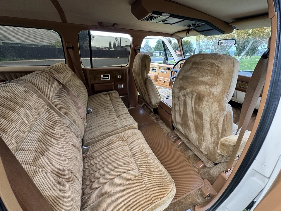 1991 GMC Suburban 7th Gen - Image 19 of 21