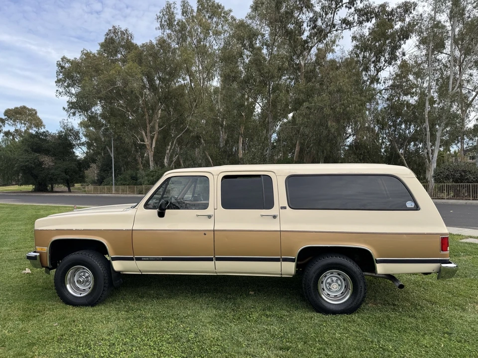 1991 GMC Suburban 7th Gen - Image 3 of 21