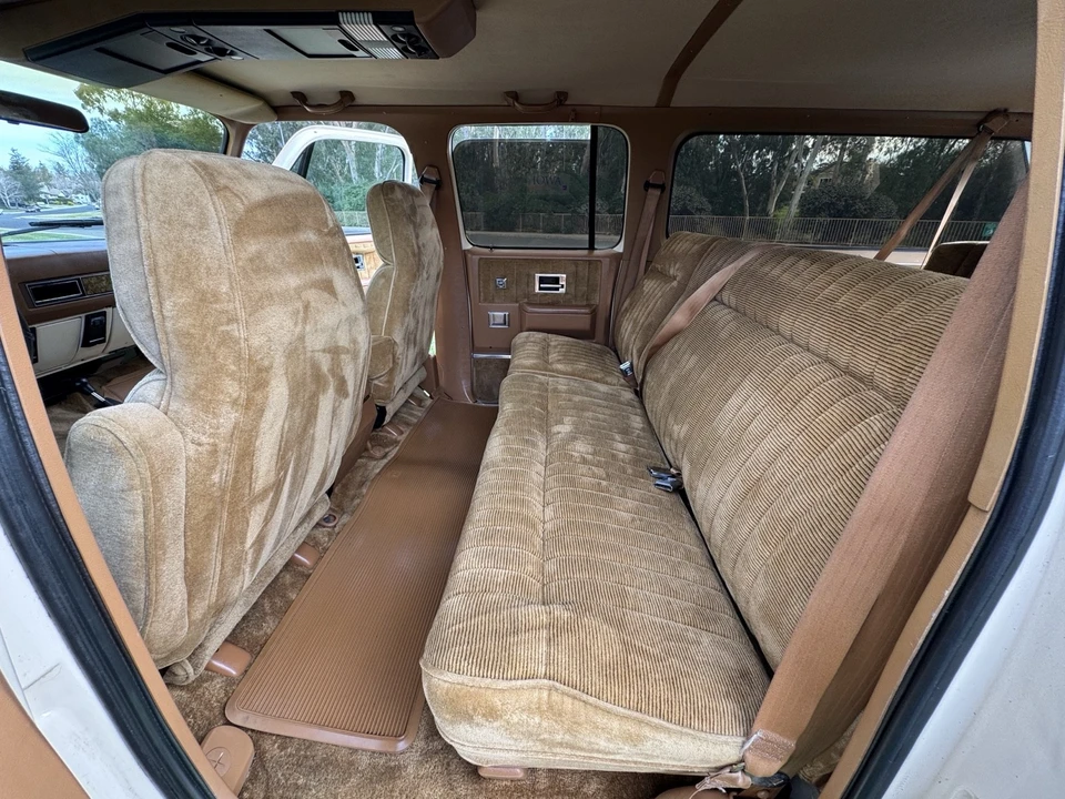 1991 GMC Suburban 7th Gen - Image 18 of 21