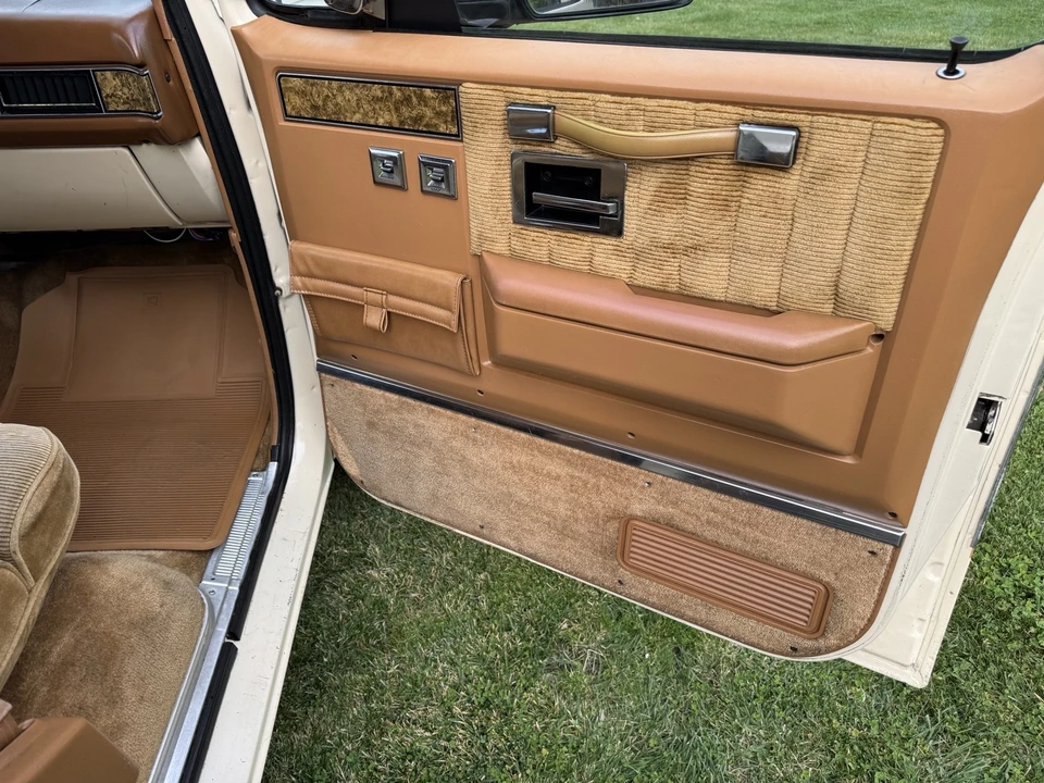 1991 GMC Suburban 7th Gen - Image 15 of 21