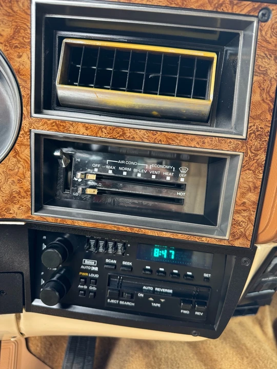 1991 GMC Suburban 7th Gen - Image 11 of 21