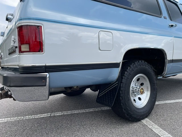 1991 GMC Suburban 7th Gen - Image 17 of 31