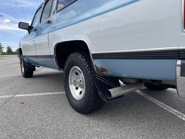 1991 GMC Suburban 7th Gen - Image 16 of 31