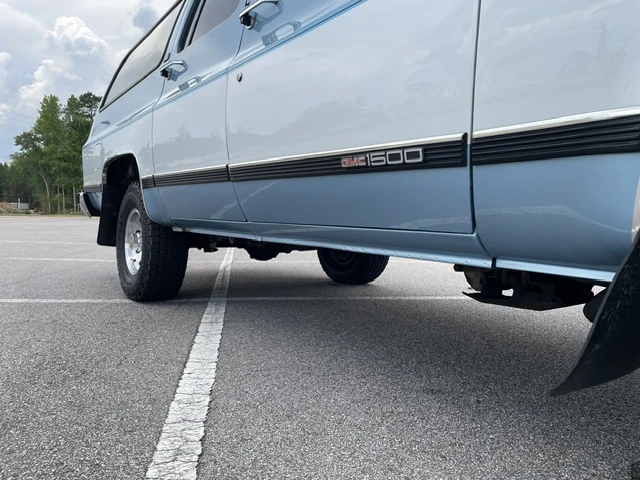 1991 GMC Suburban 7th Gen - Image 18 of 31