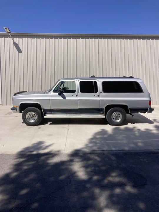 1991 GMC Suburban 7th Gen - Image 3 of 31
