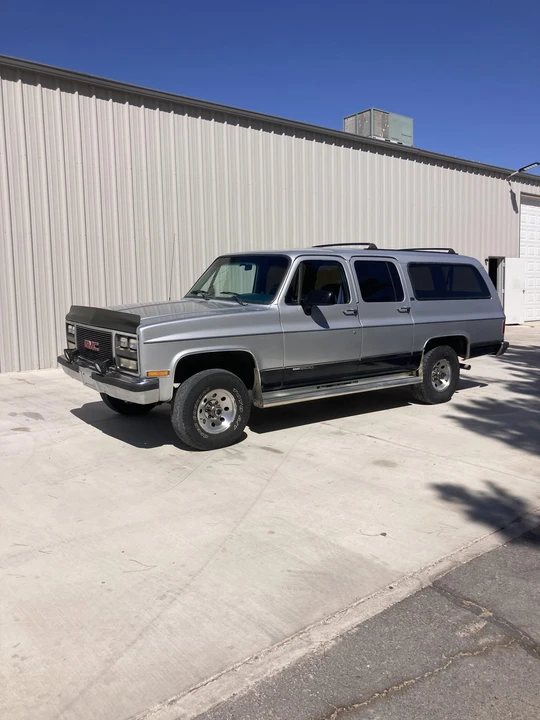 1991 GMC Suburban 7th Gen - Image 2 of 31