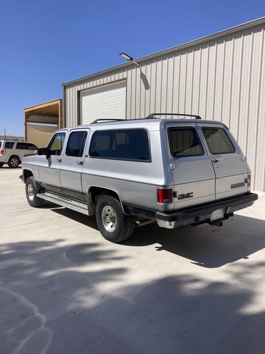1991 GMC Suburban 7th Gen - Image 4 of 31