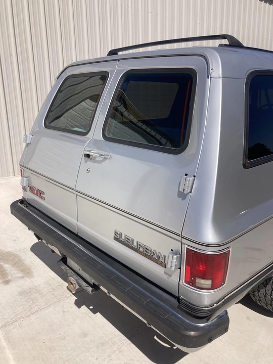 1991 GMC Suburban 7th Gen - Image 17 of 31