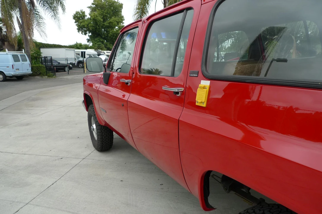 1991 GMC Suburban 7th Gen - Image 24 of 31
