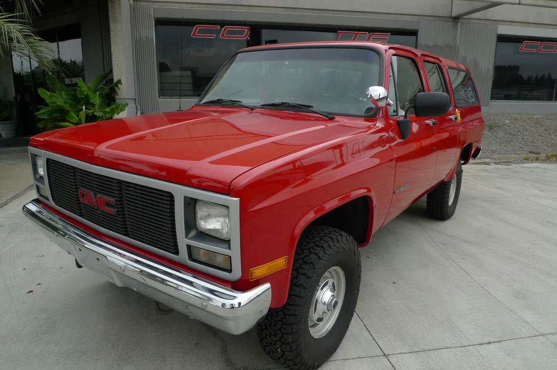 1991 GMC Suburban 7th Gen - Image 3 of 31