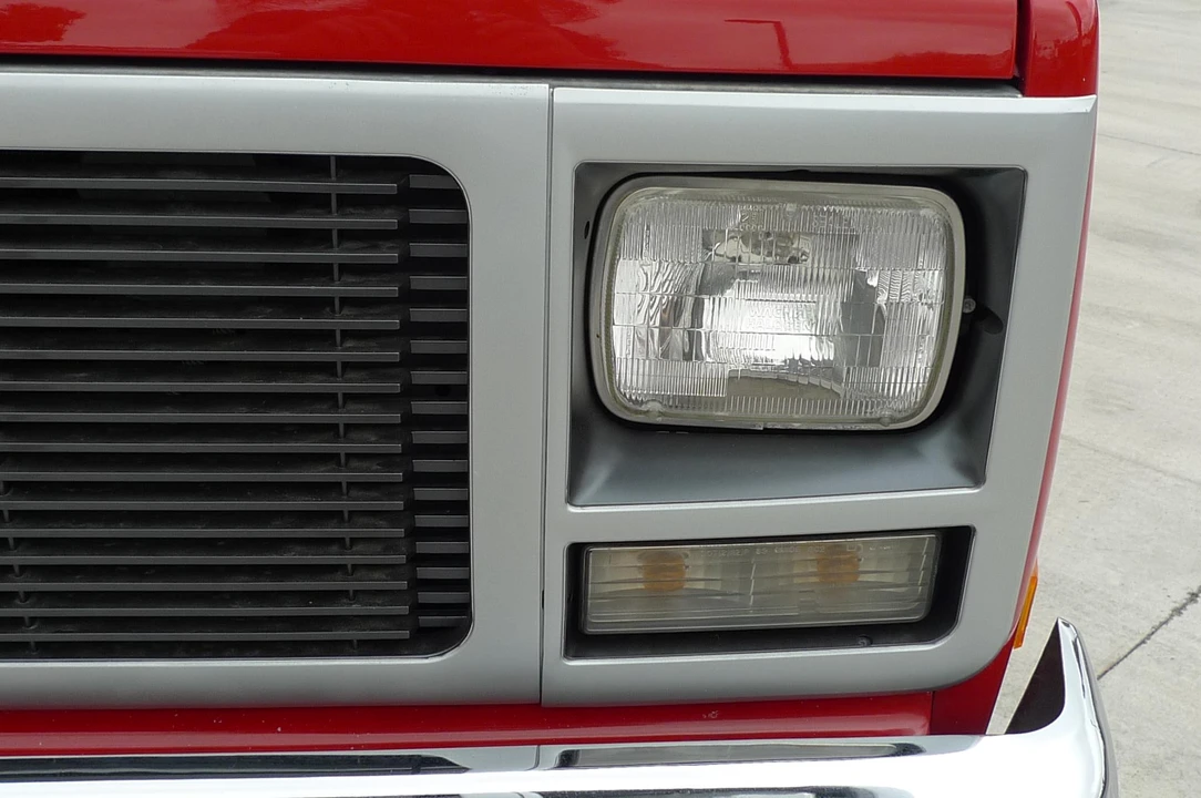 1991 GMC Suburban 7th Gen - Image 28 of 31
