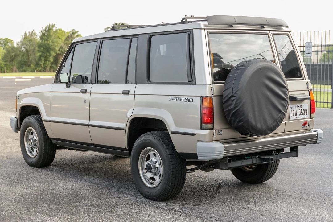 1991 Isuzu Trooper - Image 9 of 31