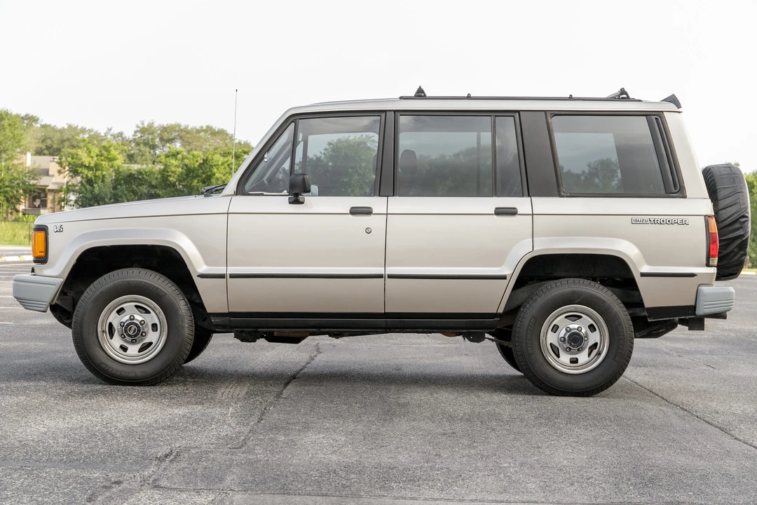1991 Isuzu Trooper - Image 2 of 31
