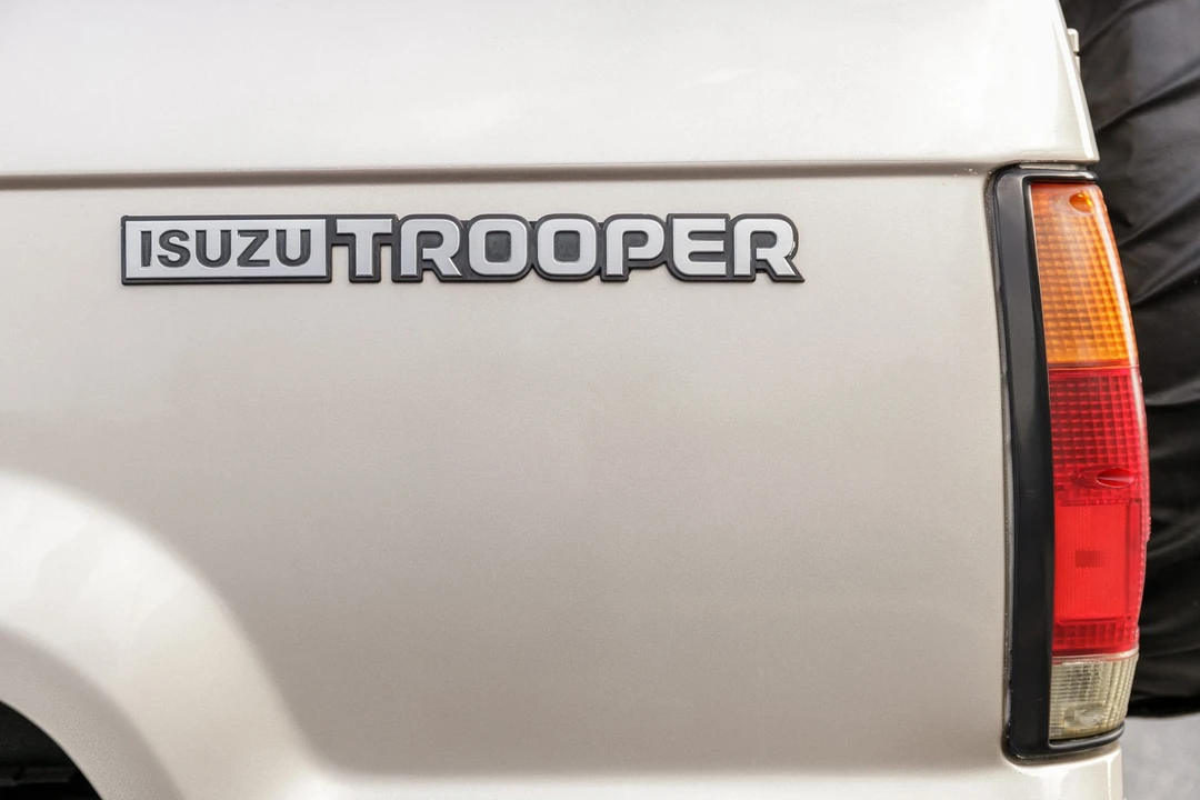 1991 Isuzu Trooper - Image 13 of 31