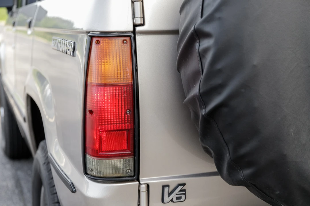 1991 Isuzu Trooper - Image 16 of 31