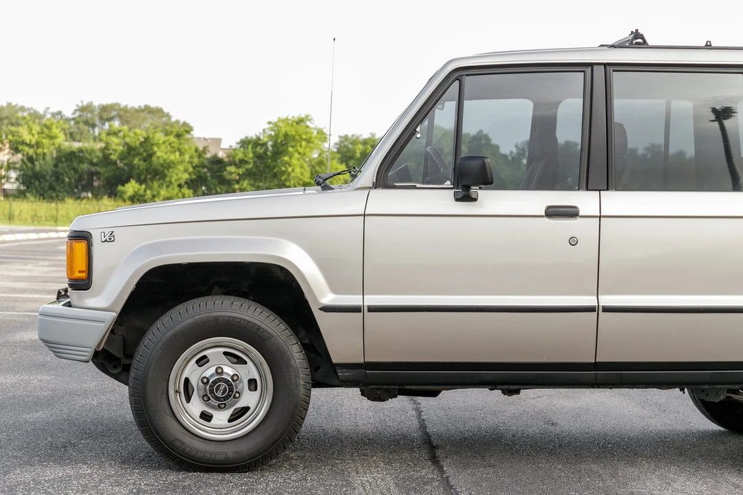 1991 Isuzu Trooper - Image 10 of 31