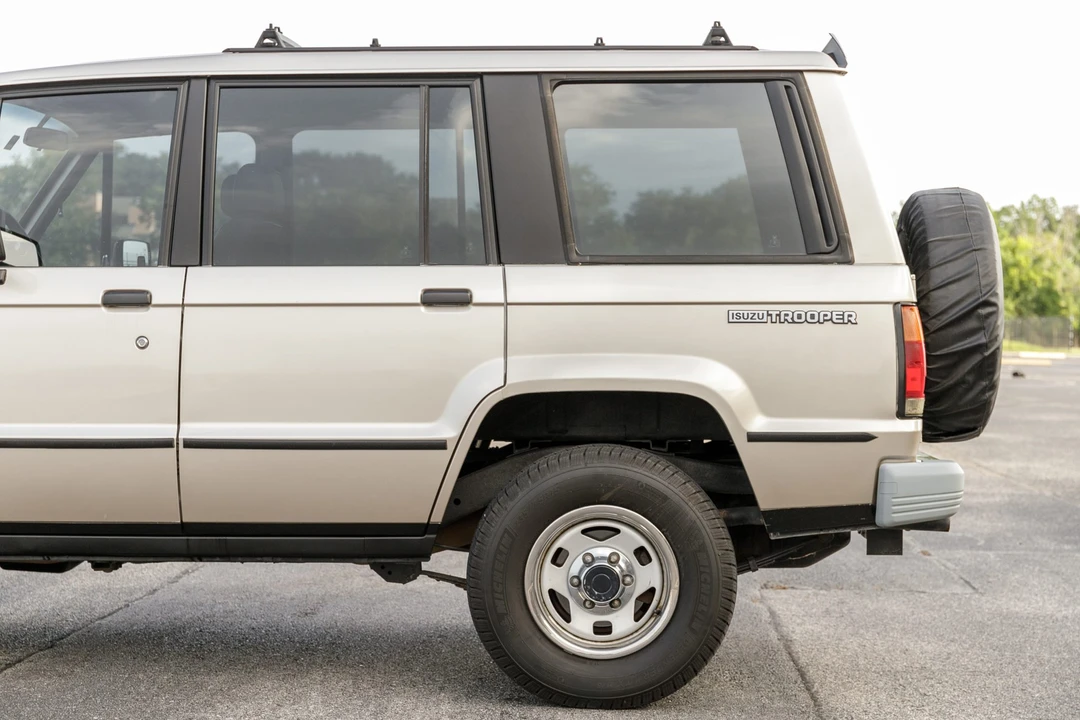1991 Isuzu Trooper - Image 12 of 31