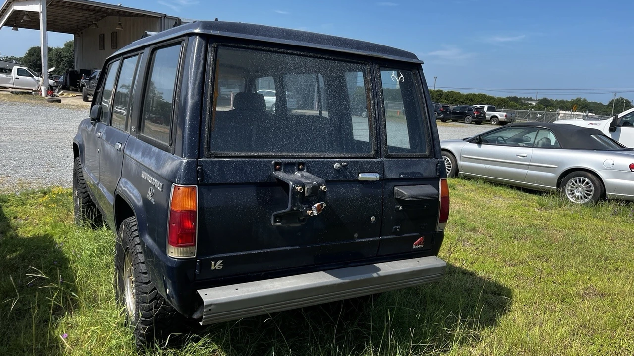 1991 Isuzu Trooper - Image 4 of 9