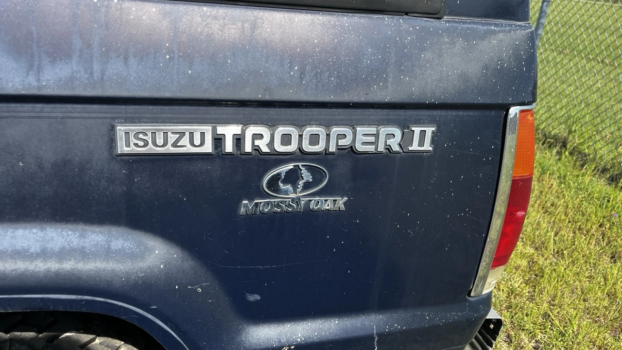 1991 Isuzu Trooper - Image 3 of 9