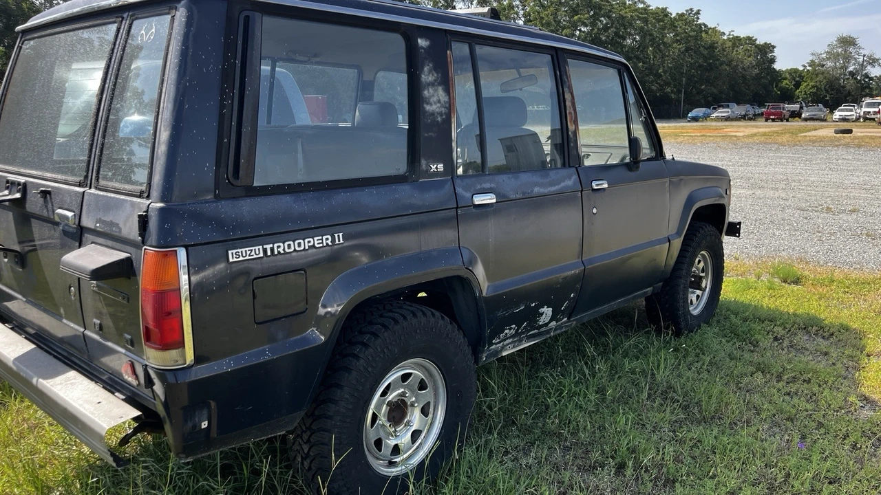 1991 Isuzu Trooper - Image 5 of 9