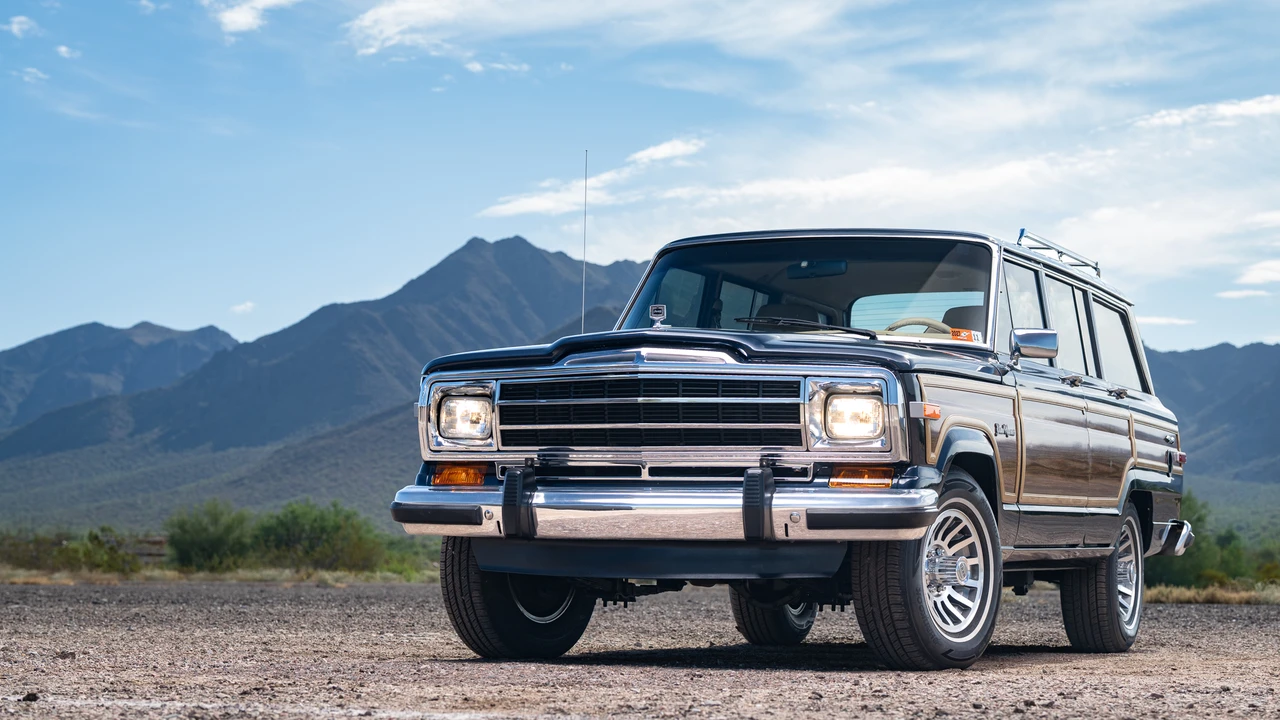 1991 Jeep SJ Grand Wagoneer - Image 5 of 31