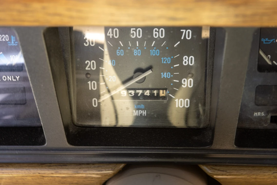 1991 Jeep SJ Grand Wagoneer - Image 23 of 31